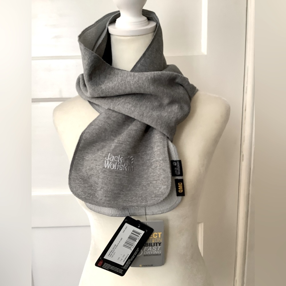 NWT Jack Wolfskin Fleece Scarf, Light Grey Unisex, measures 7” x 64” approx,